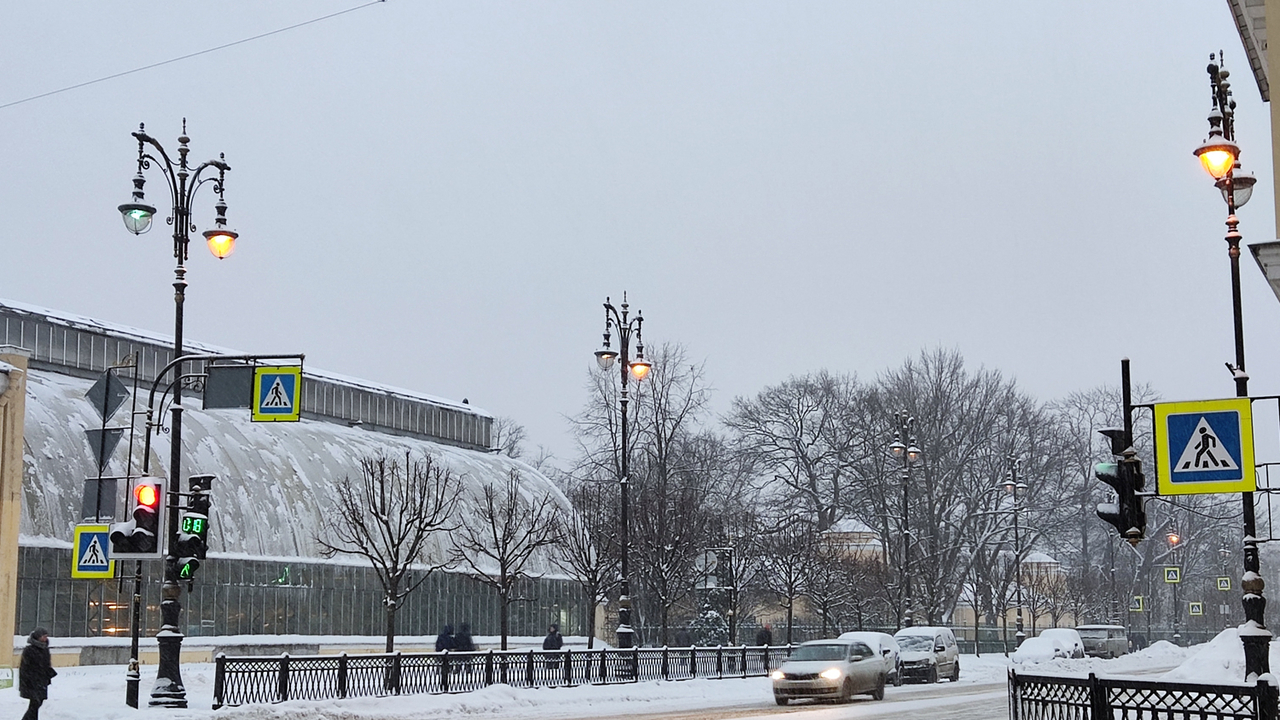 В Петербурге минус три и небольшой снег