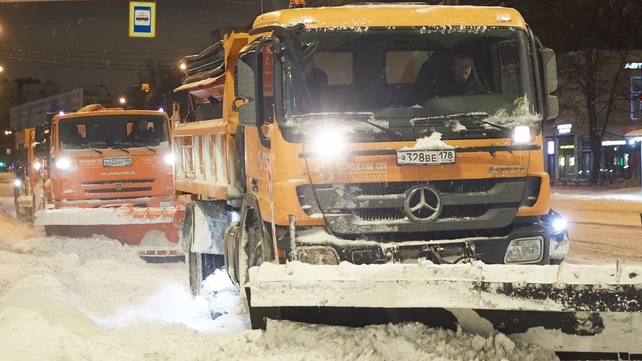 В Петербурге в круглосуточном режиме ликвидируют последствия мощнейшего снегопада