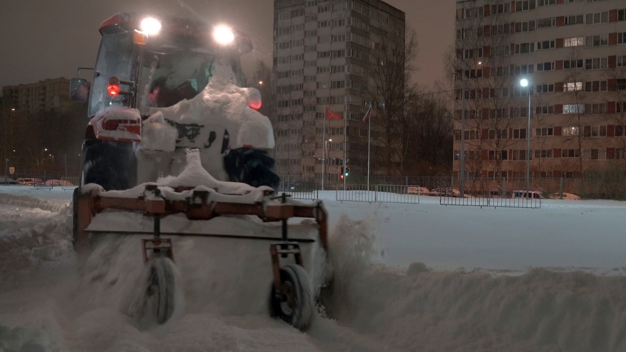 Петербург выдержал первый залп снегопада, но это еще не конец