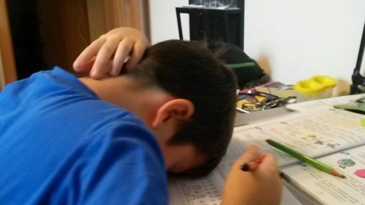 Психолог пояснила, должны ли родители делать домашнее задание с ребенком