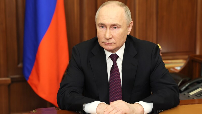 Путин потребовал держать на контроле ситуацию в миграционной сфере