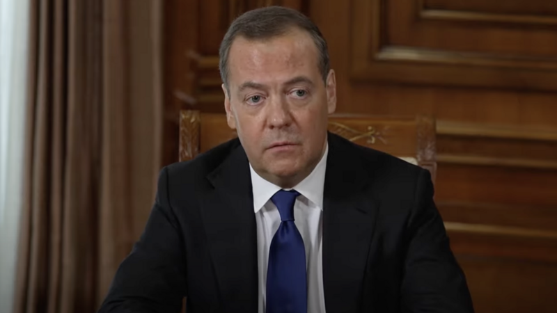 Медведев ответил на разрешение США наносить удары по России