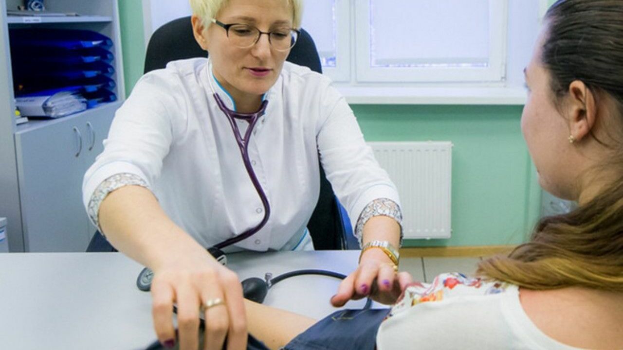 «Говорить на понятном языке и не ставить пациента ниже себя»: российским врачам раздали рекомендации, как правильно общаться