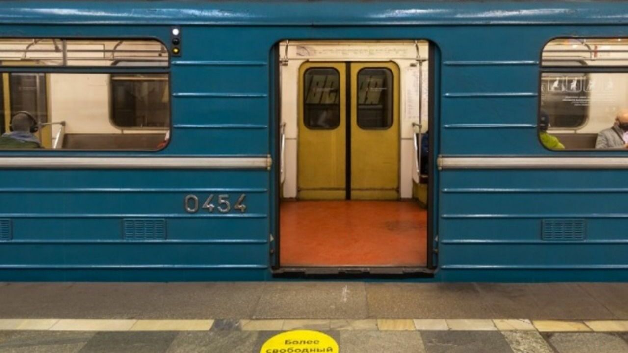 В московском метро пассажира вытолкнули из вагона, а потом избили на платформе (видео)