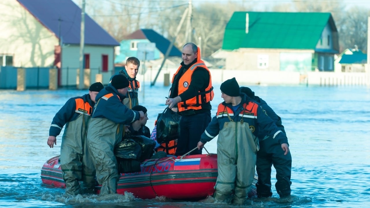 «Ситуация все хуже»: вышедшая из берегов река затапливает Оренбург