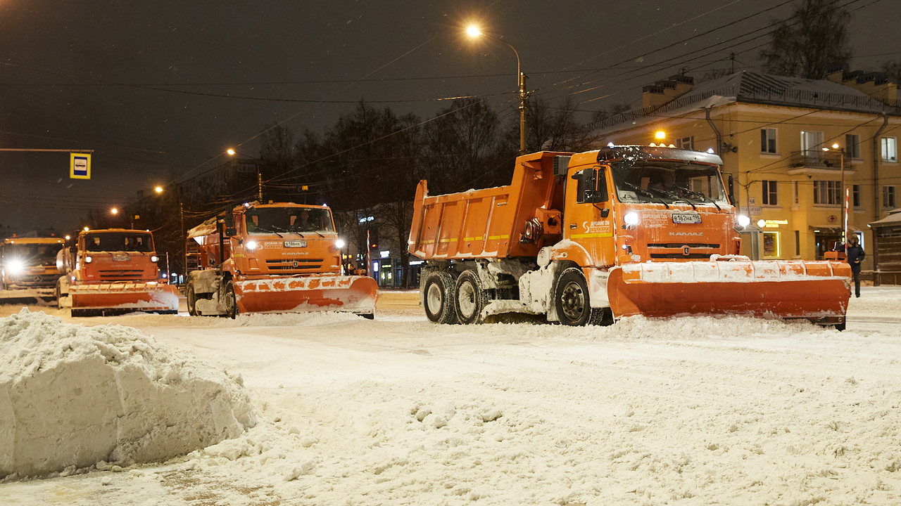 Беглов сообщил об активной работе коммунальщиков из-за снегопада и призвал петербуржцев работать удаленно