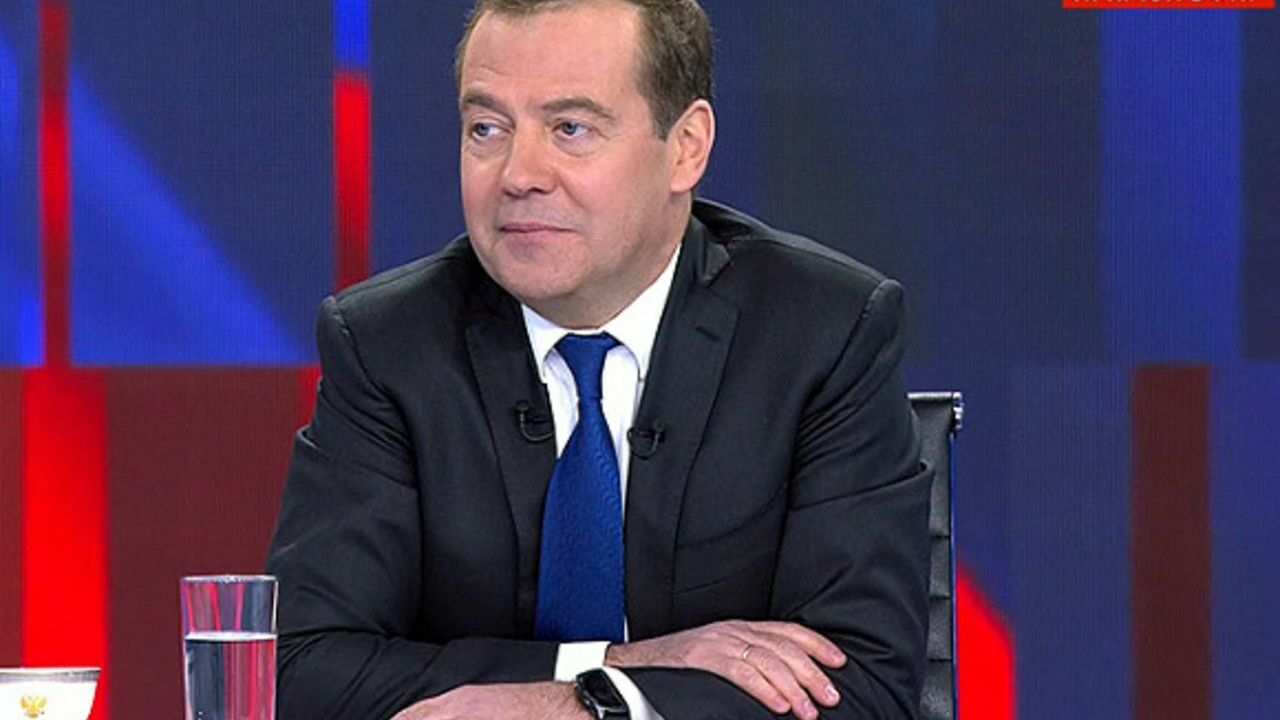Медведев призвал россиян ездить отдыхать в Африку вместо Европы
