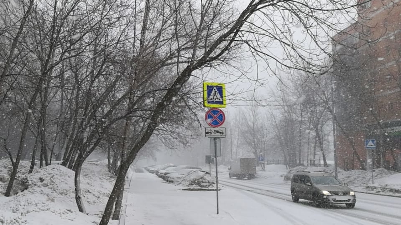 Метель обрушится на Москву в воскресенье, на дорогах — снежные заносы