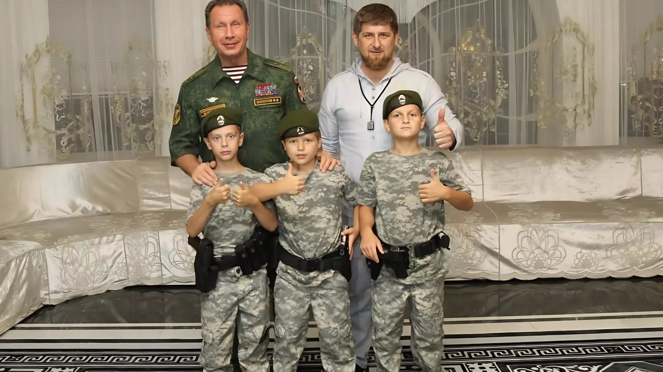 Кадыров поделился архивным снимком с сыновьями и главой Росгвардии Золотовым