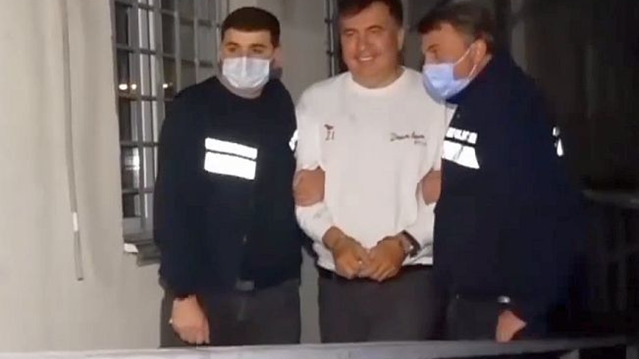 «При продолжении потери веса начнутся необратимые процессы»: врач заявил о критическом состоянии Саакашвили