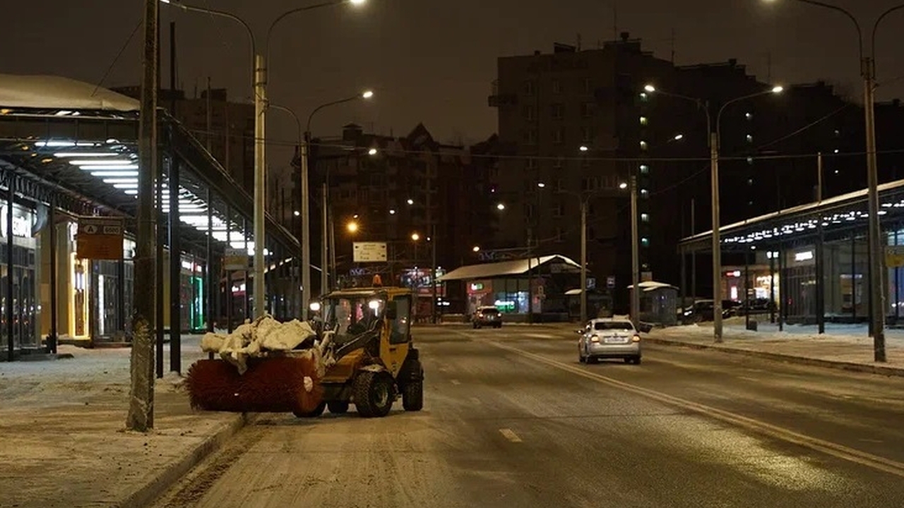 С улиц Петербурга за ночь вывезли 10 тысяч кубометров снега
