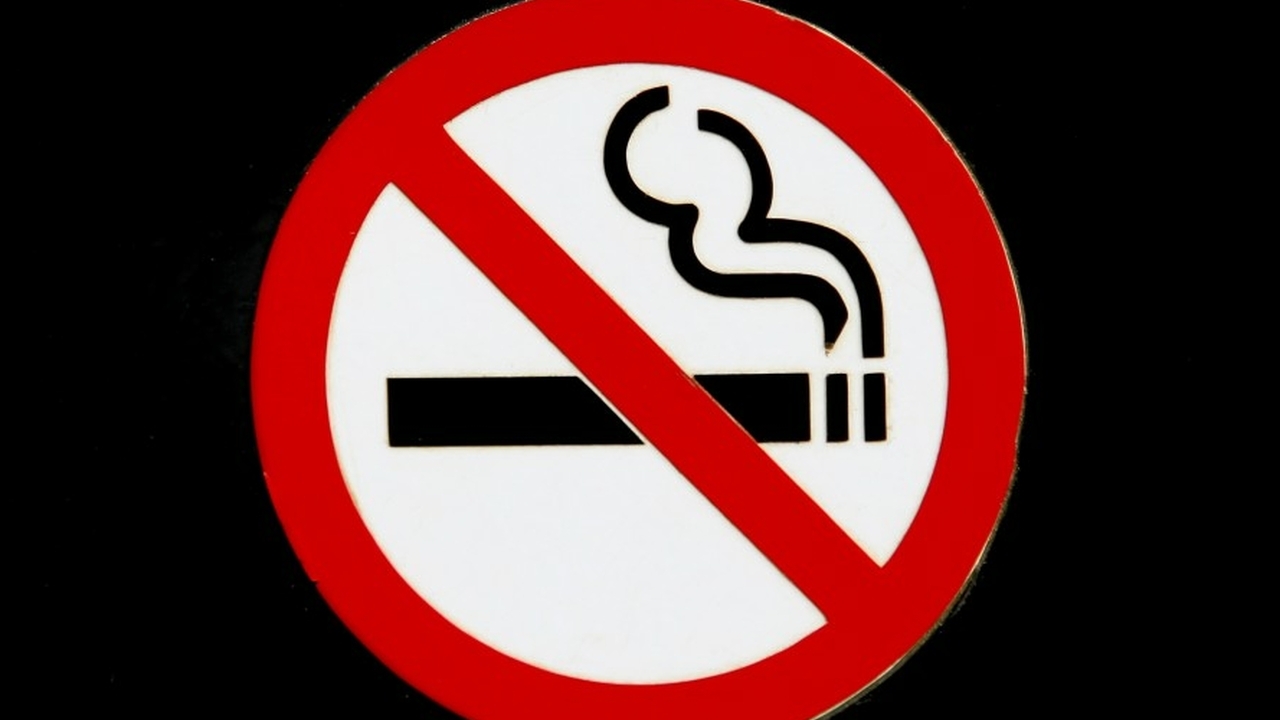 Петербургские депутаты хотят запретить продажу сигарет всем гражданам, родившимся после 1 января 2011 года