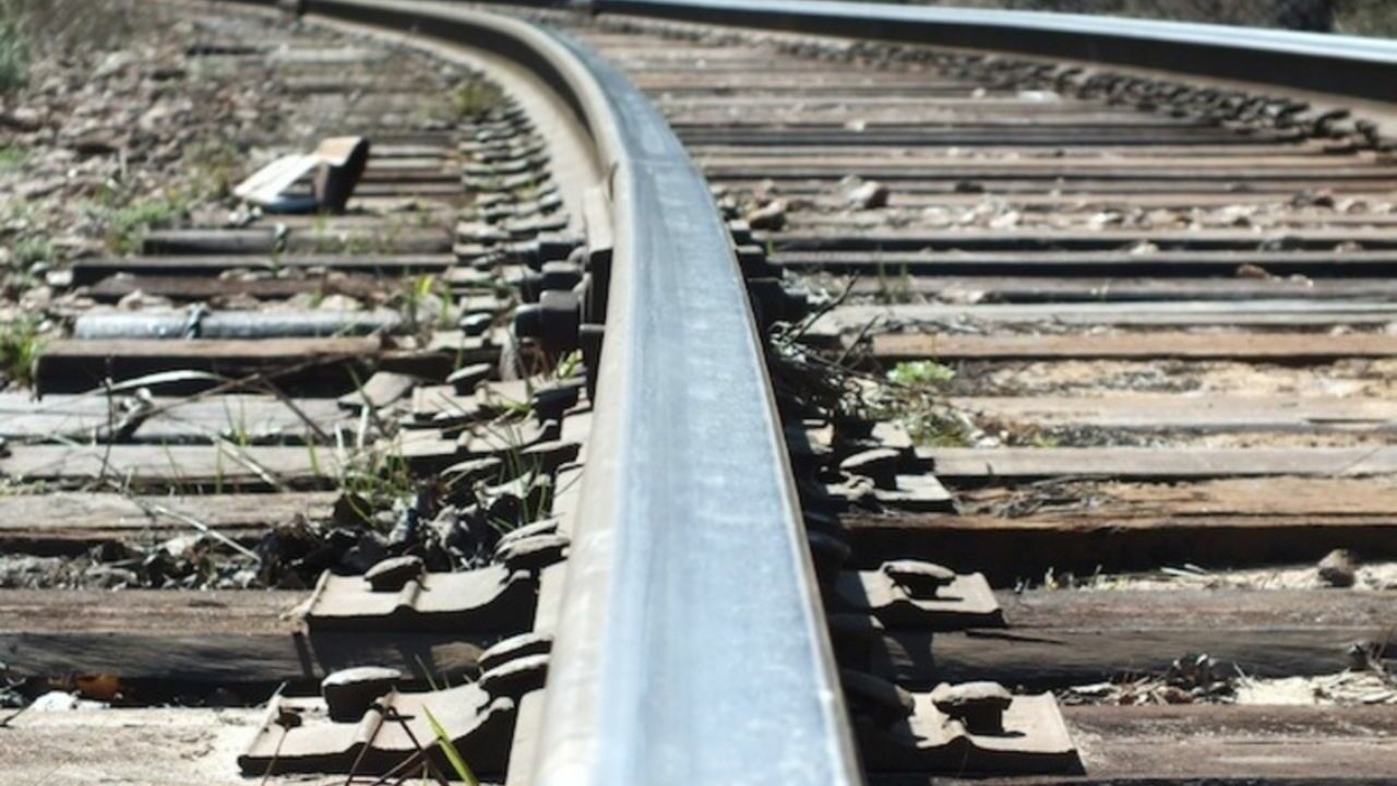 В Тюмени пассажирский поезд сбил насмерть двух человек
