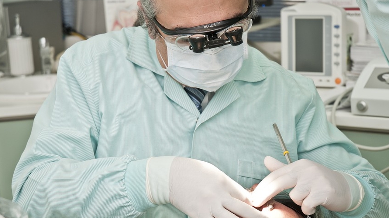 Россиян предупредили о скачке цен на стоматологические услуги на 30%