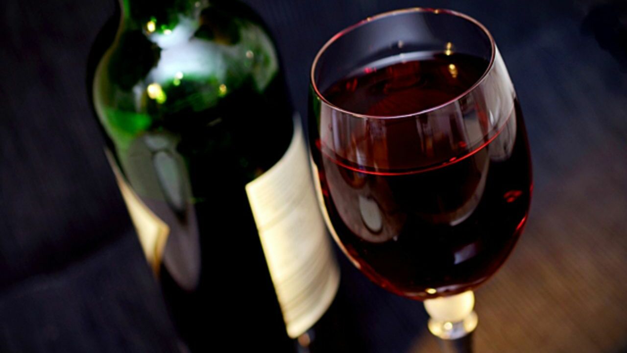 Россиянам дали совет, как оценить качество вина