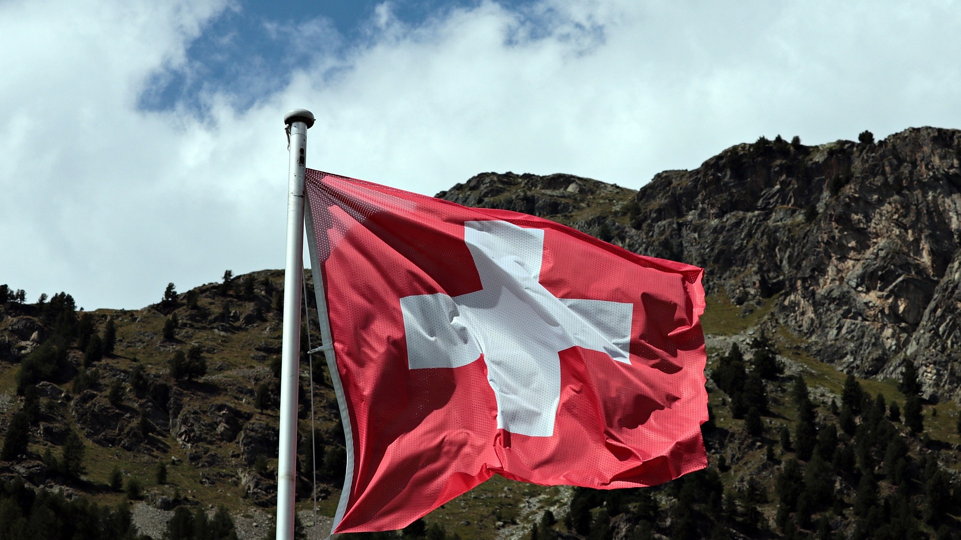 «Ведомости»: Банки Швейцарии закрывают счета россиянам с двойным гражданством