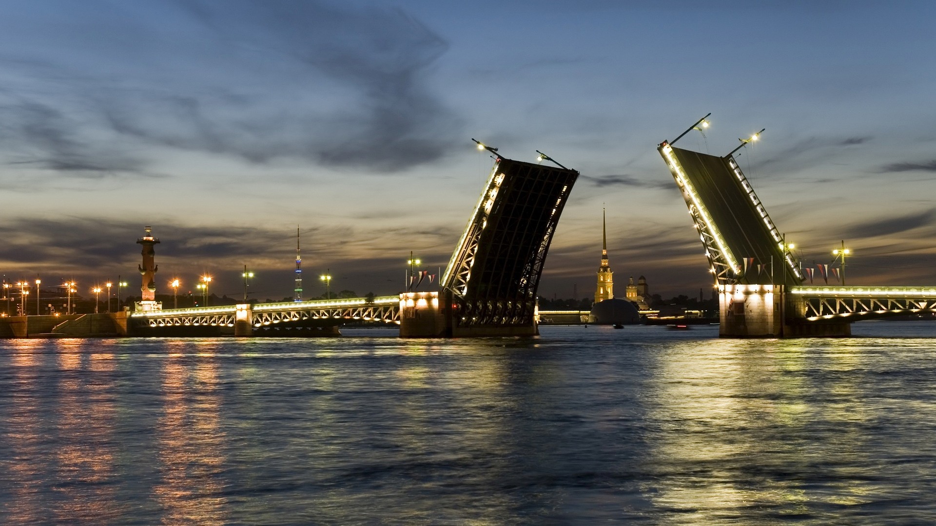В Петербурге открылся сезон шоу «Поющие мосты»