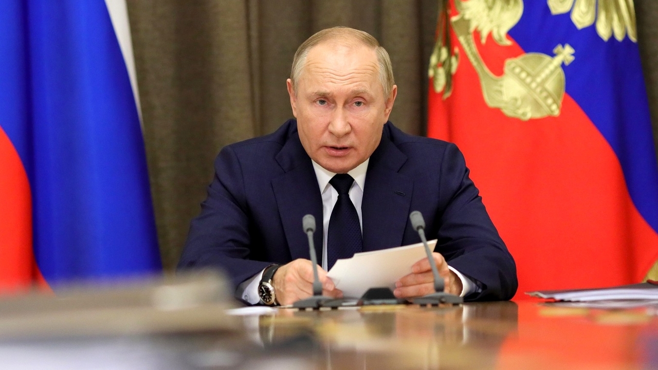Путин посетовал на дефицит высококлассных специалистов в российском ОПК