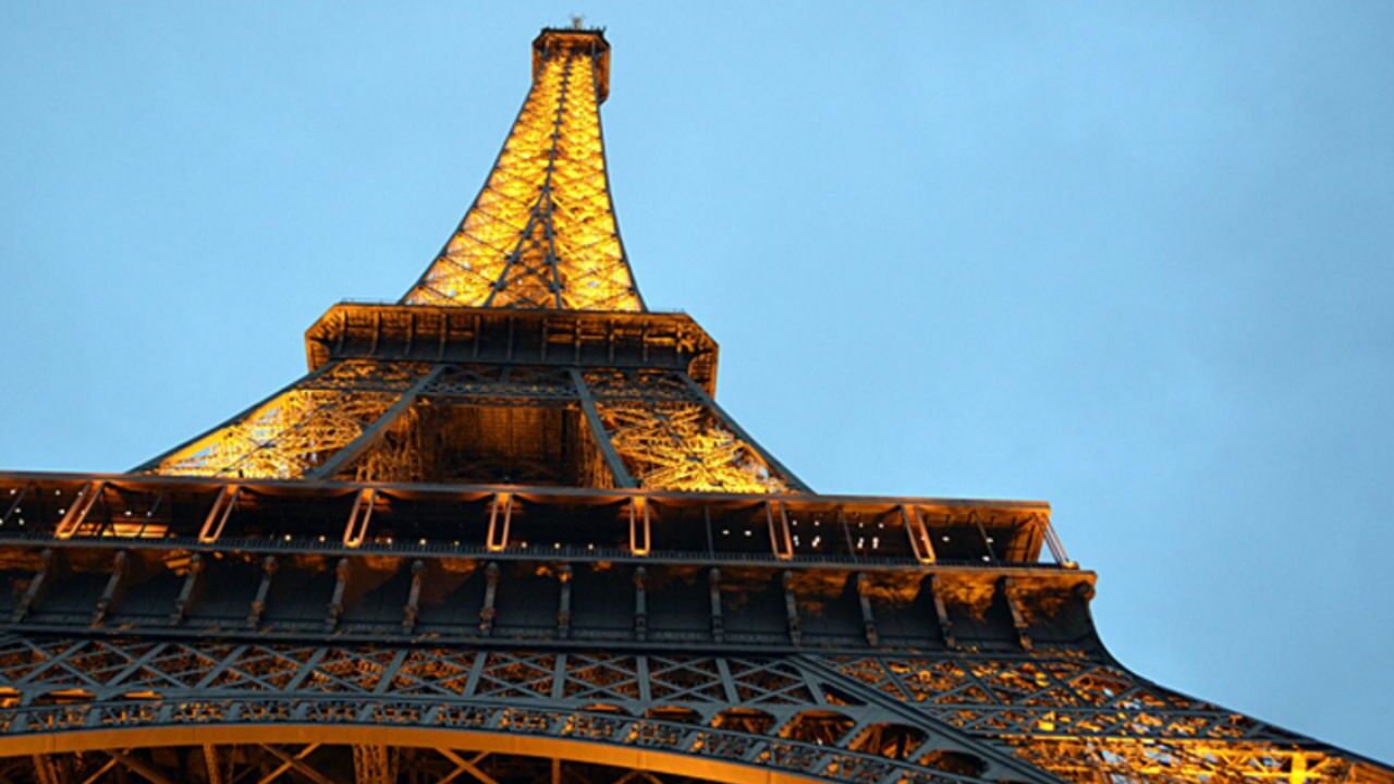 В Париже арестовали бейсджампера, спрыгнувшего с Эйфелевой башни