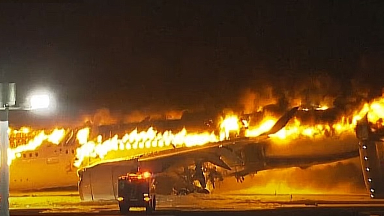 В токийском аэропорту вспыхнул самолет с 400 пассажирами на борту (видео)