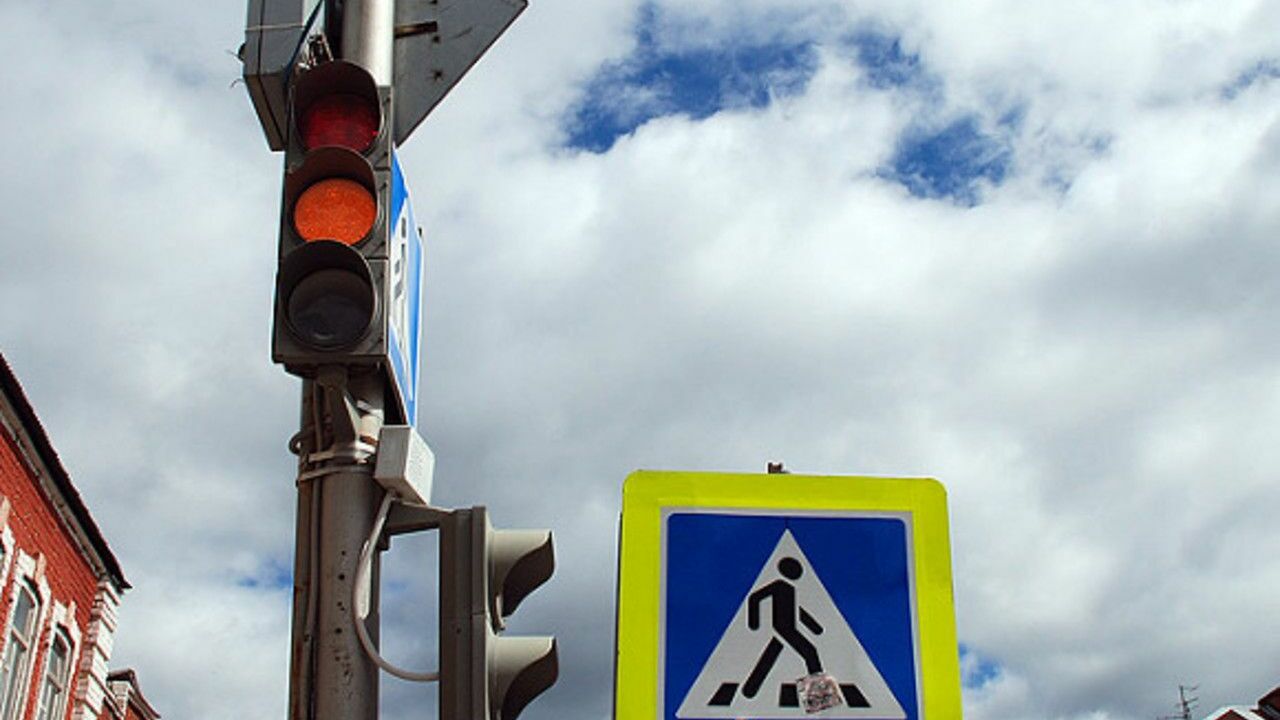 В Петербурге школьница перебегала дорогу на «красный» свет и попала под колеса машины