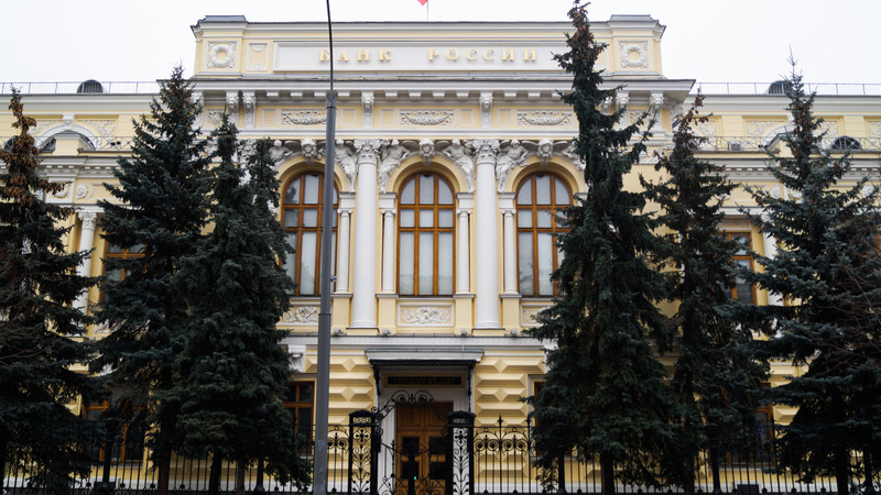Банк России продлил ограничения на перевод денег за рубеж еще на полгода