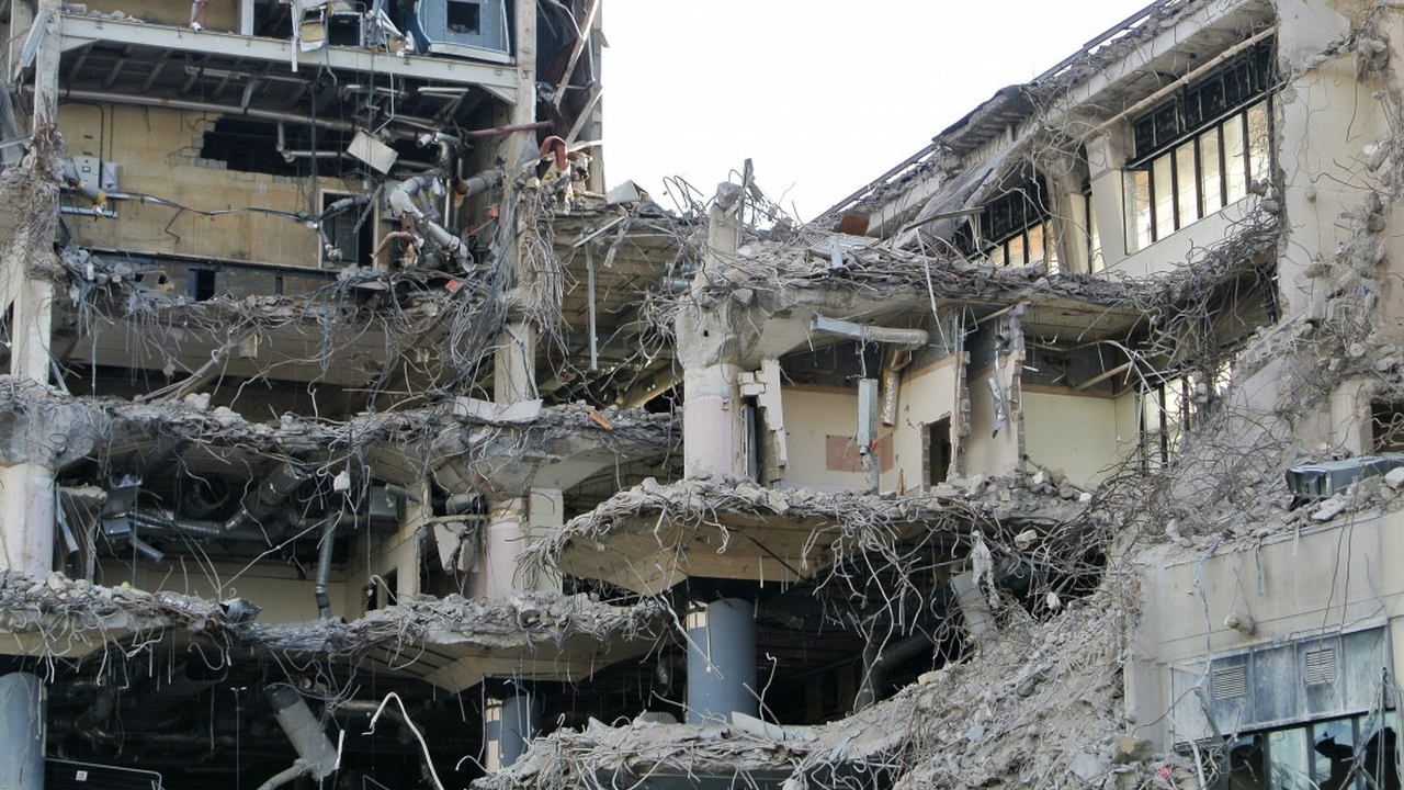 В Турции трех человек нашли живыми спустя 296 часов после землетрясения