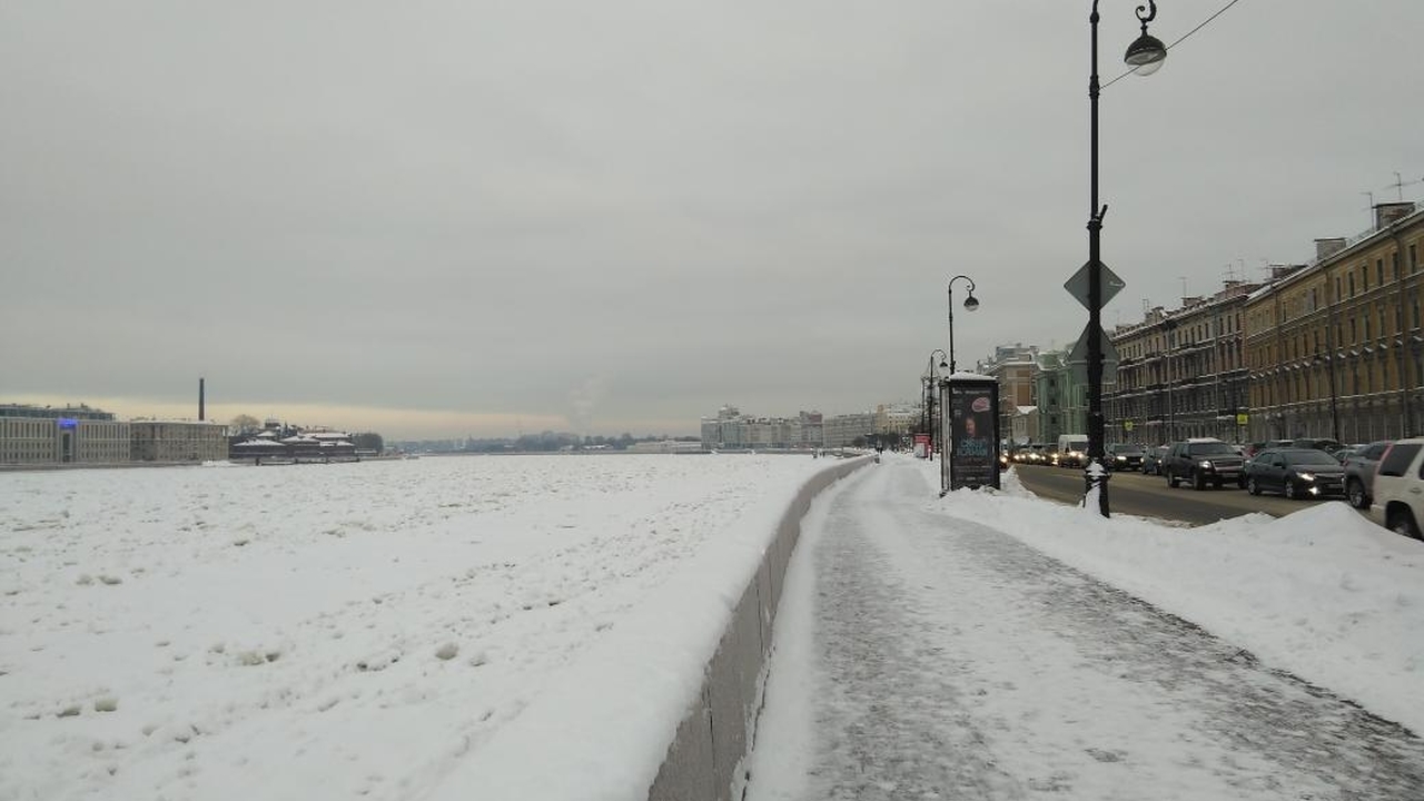 В Петербурге минус девять и небольшой снег