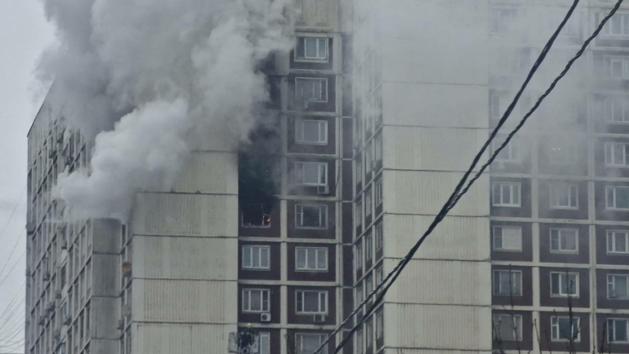 Мужчина погиб от отравления угарным газом при пожаре в Москве, еще восемь человек пострадали