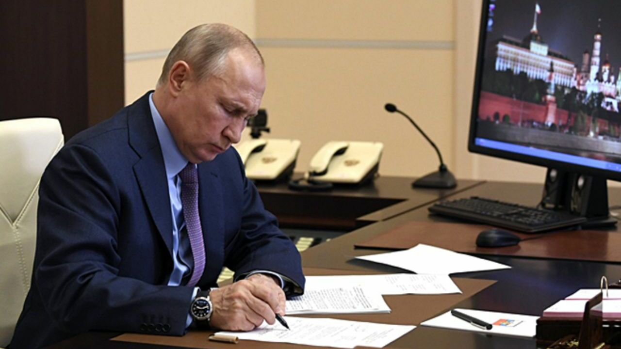 Путин подписал закон о наказании за дискредитацию добровольцев