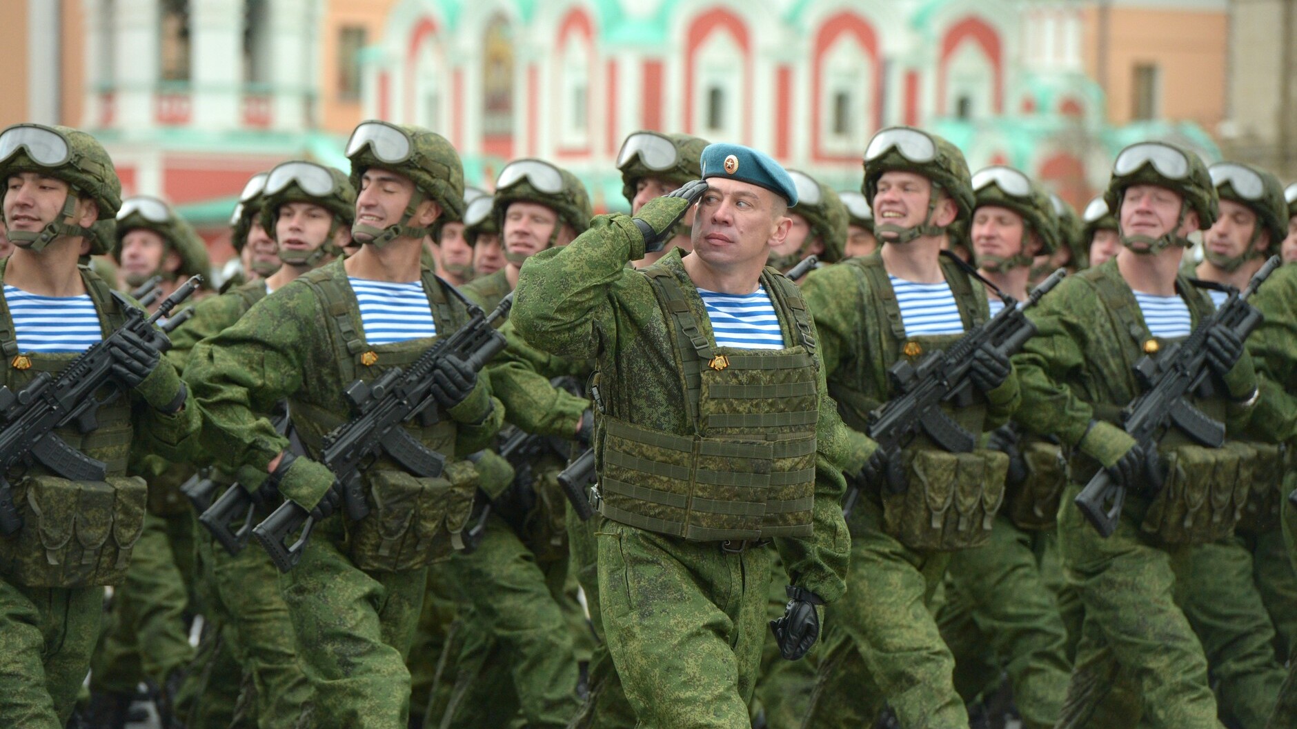 Приемы с оружием, песни и вальс: в Петербурге на военном параде была своя атмосфера