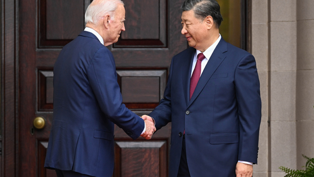 «Пожимал руку, а потом обозвал диктатором»: встреча Байдена с Си Цзиньпином завершилась скандалом