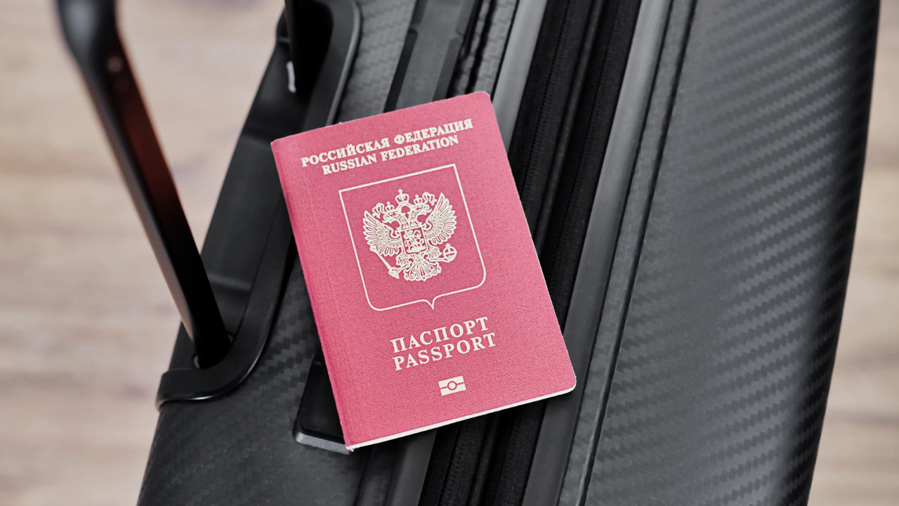 ФССП: За год число запретов на выезд из России резко подскочило