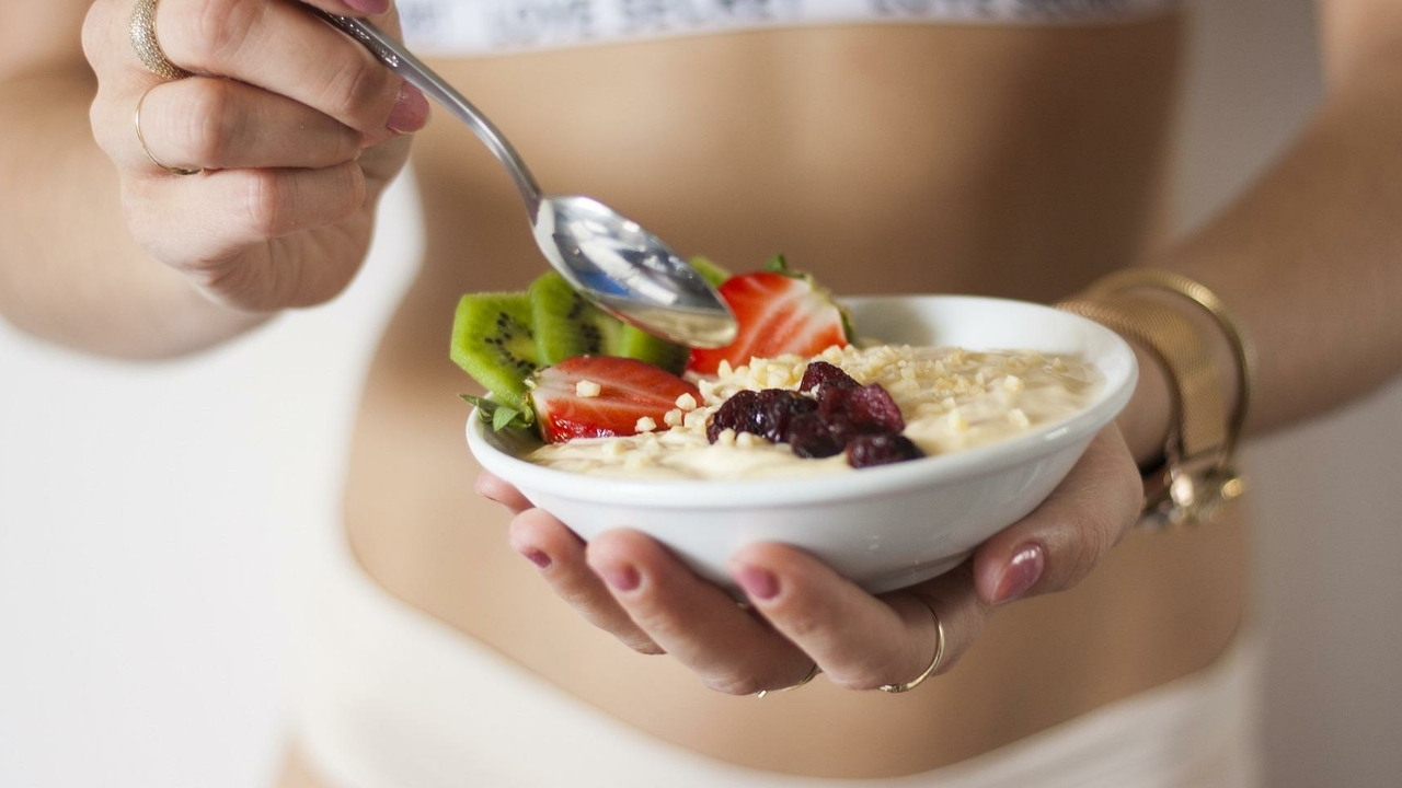 Диетолог предупредила, что нельзя отказываться от обедов и ужинов ради похудения