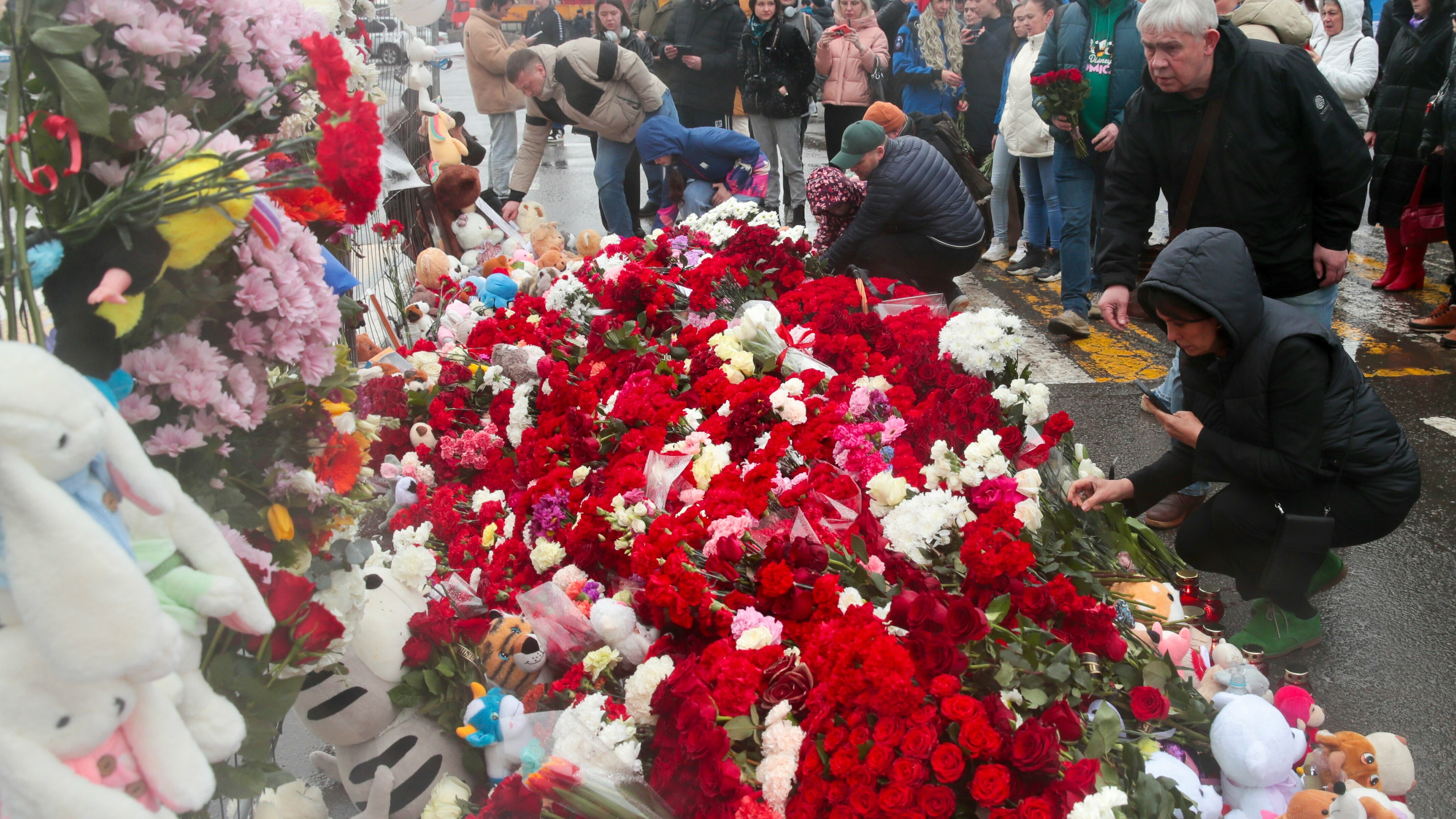 Москвичи несут цветы к мемориалу у Крокуса на 40-й день после трагедии