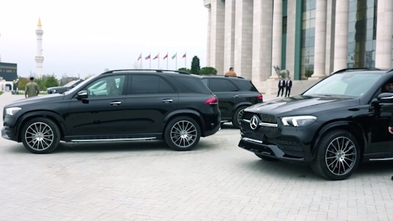 Кадыров подарил чеченским силовикам внедорожники премиум-класса (фото)