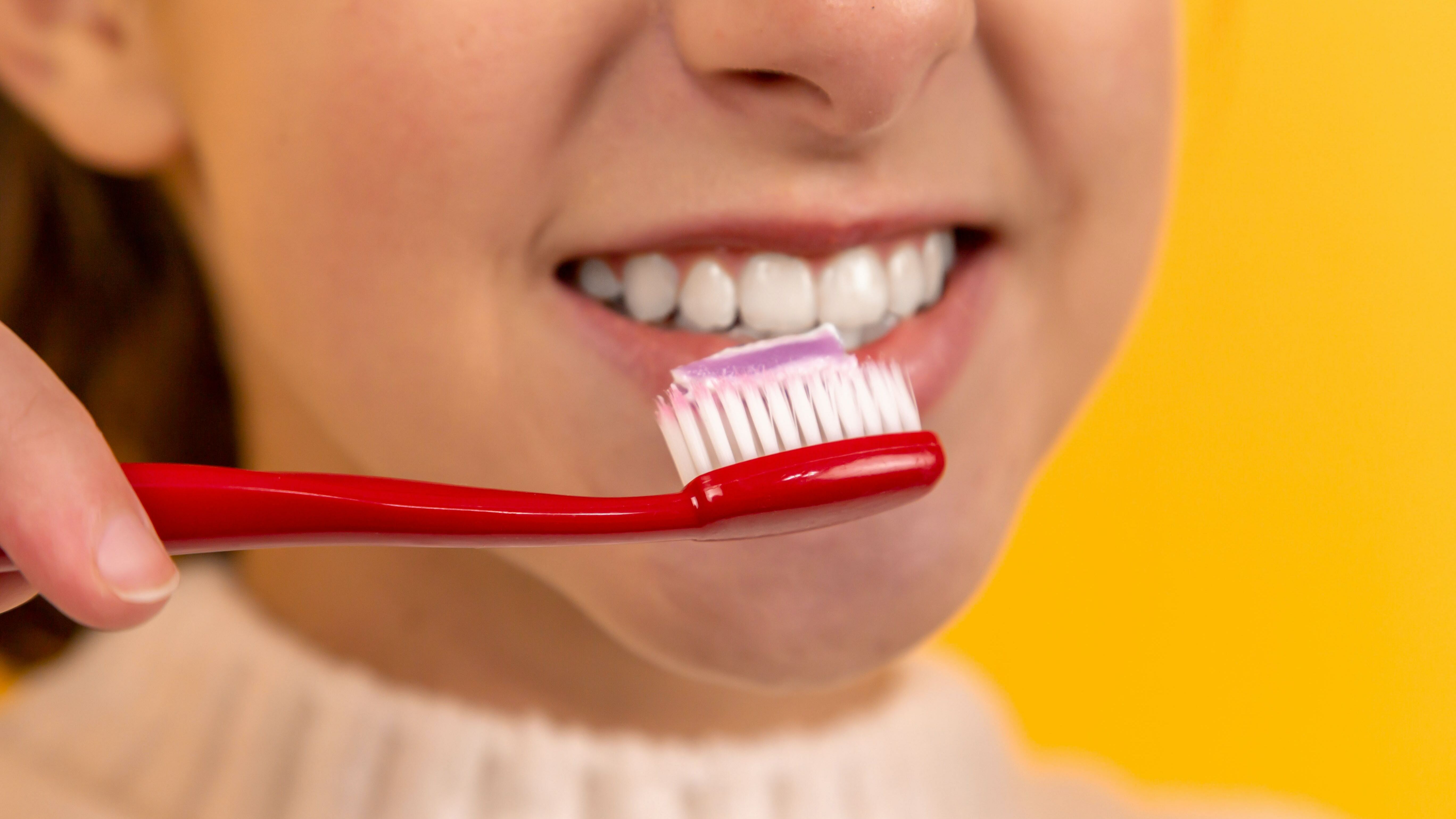 Стоматолог рассказала, какая привычка вызывает зубной камень
