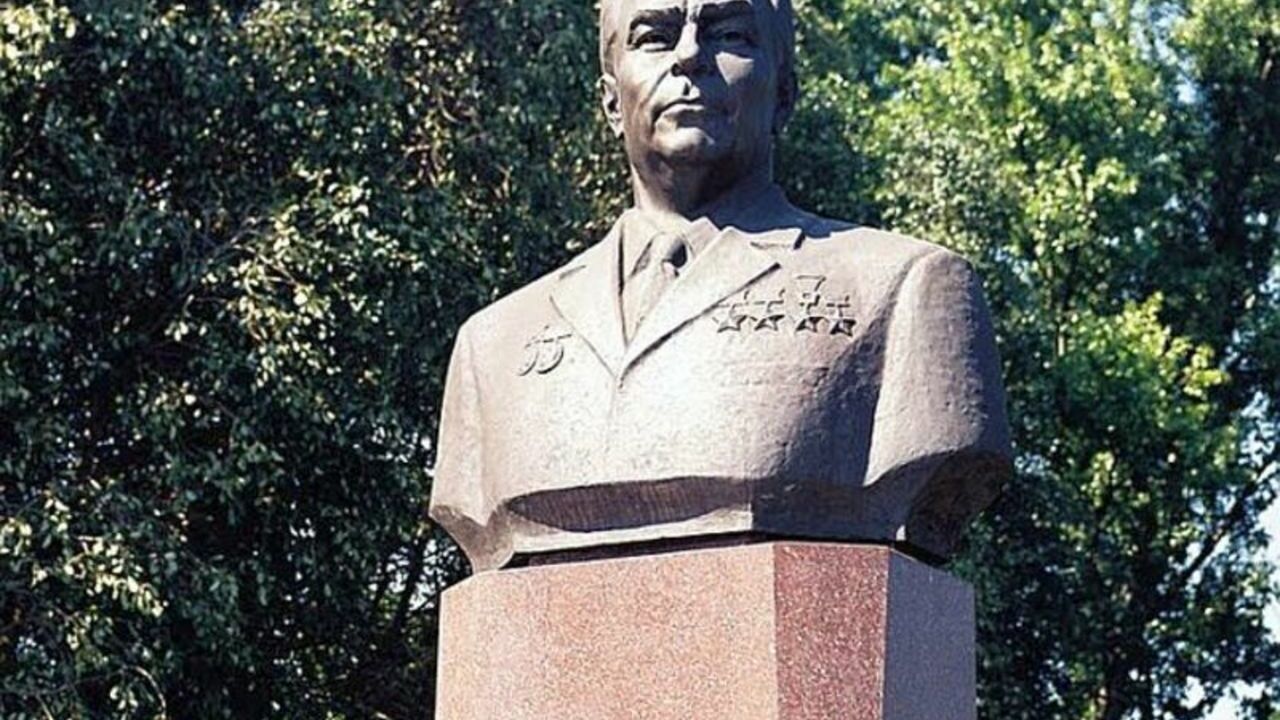На родине Брежнева на Украине снесли его бюст, установленный в 1976 году