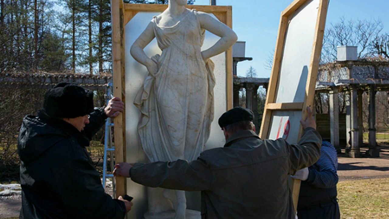 Скульптуру в Царском Селе освобождают от деревянного футляра
