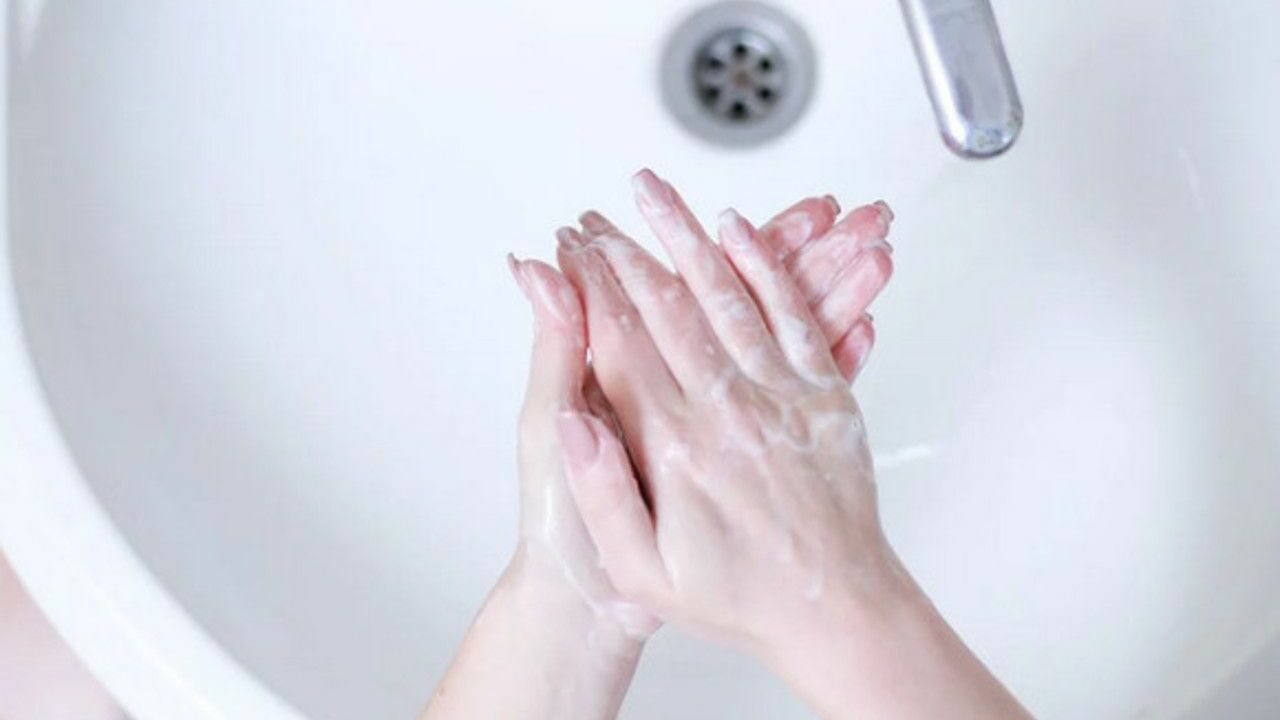 Врач объяснил, чем опасен антисептик и почему нельзя часто мыть руки