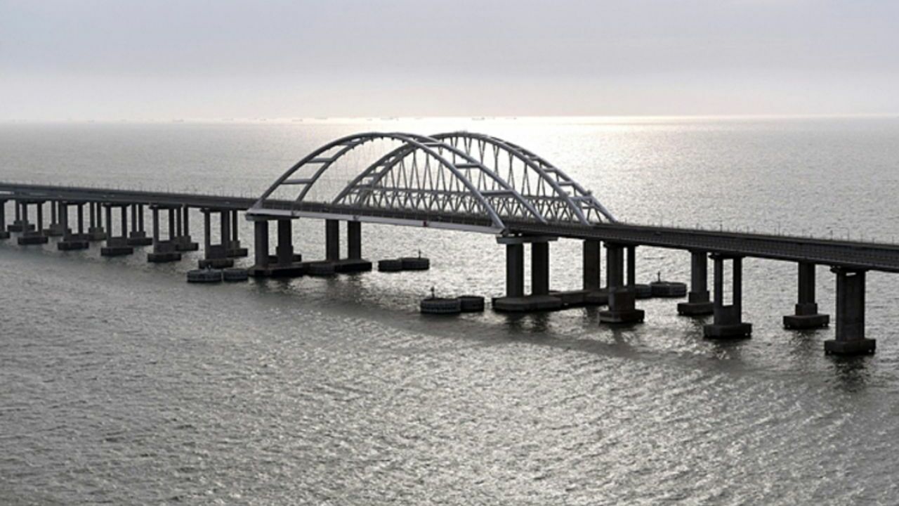 Крымский мост закрыт из-за ЧП, паромная переправа остановлена