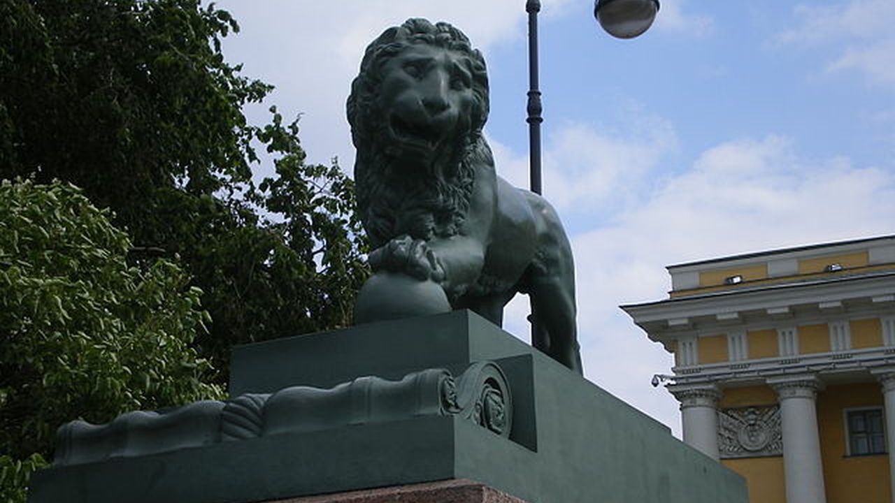 В Петербурге с причала у Дворцового моста исчезли львы