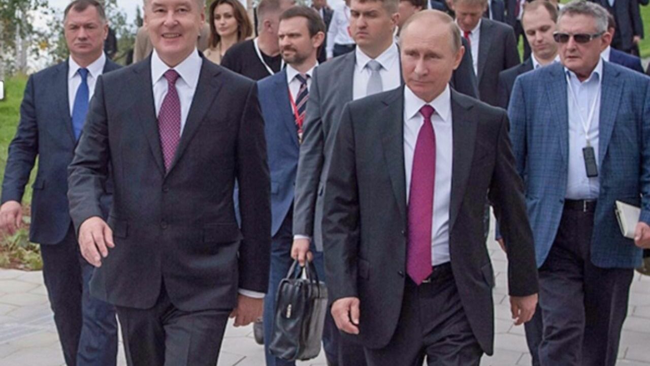 Путин пришел на инаугурацию Собянина в Зарядье и поздравил его лично (видео)