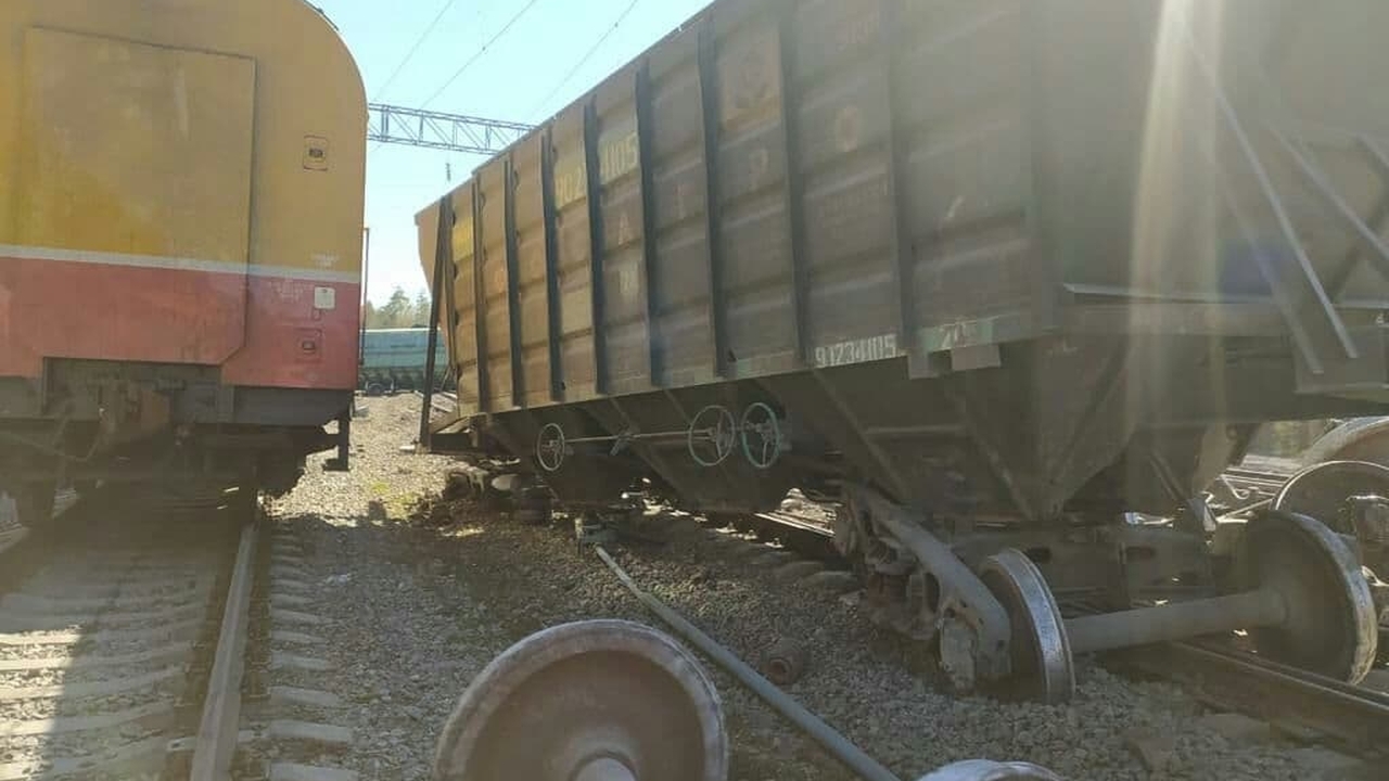 Почти 20 вагонов грузового поезда сошли с рельсов в российском регионе