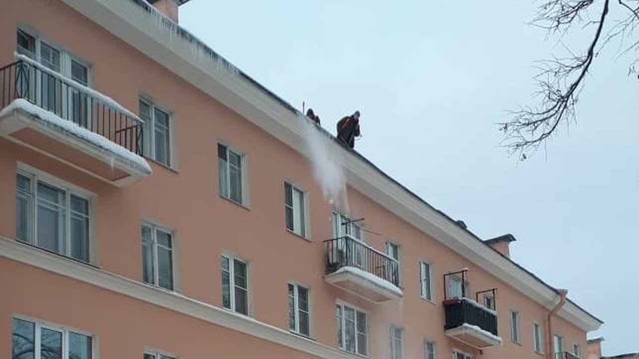 В Петербурге завершена очистка от снега крыш социально значимых объектов