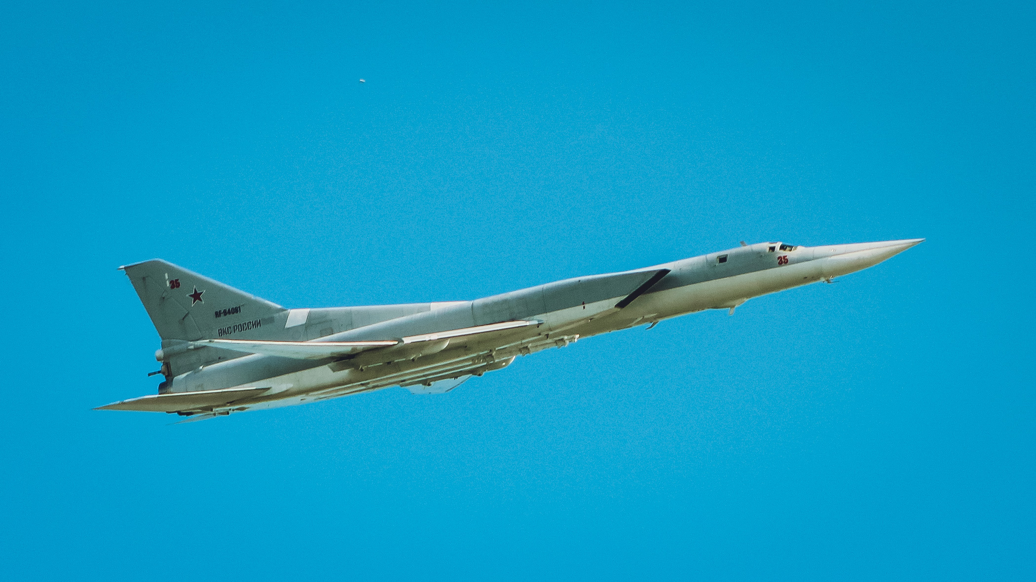 Су-27 подняли в воздух в Крыму из-за трех французских самолетов