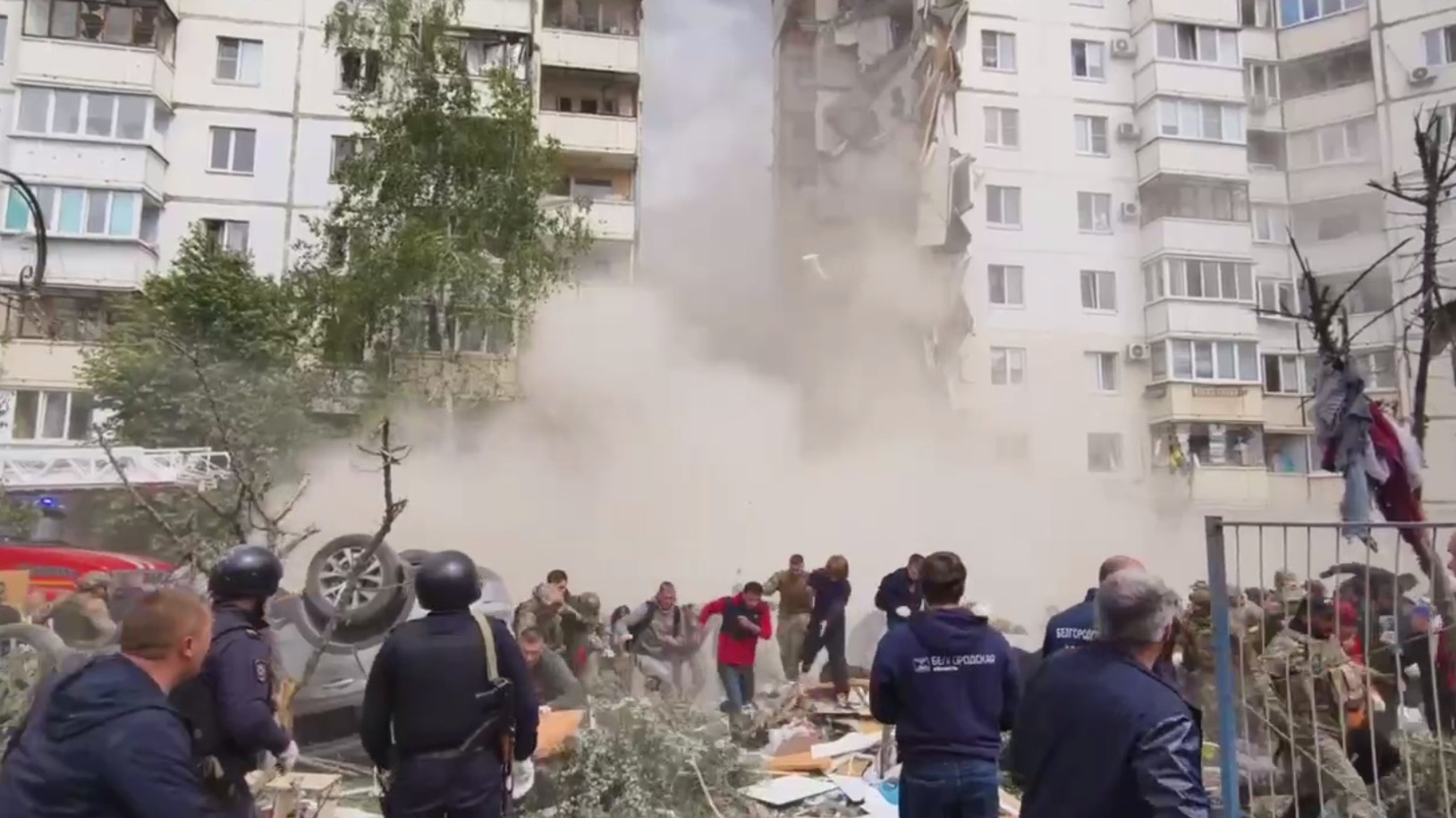 МЧС: Под обломками дома в Белгороде нашли выживших, в том числе детей