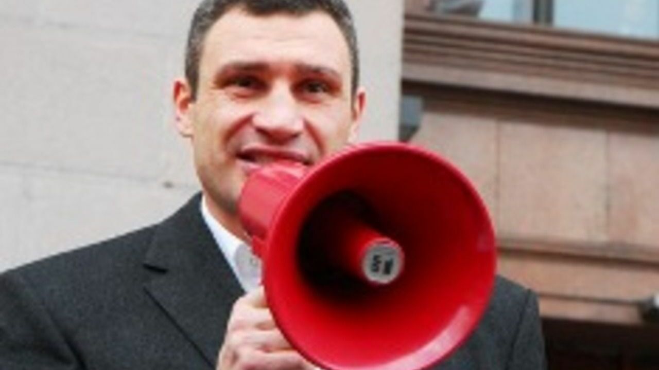 Кличко сообщил о взрывах в центре Киева