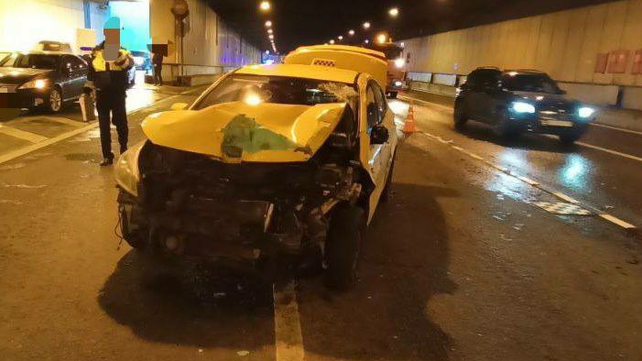 В Москве автомобиль такси врезался в стоявшую в тоннеле машину и сбил двух человек (фото, видео)