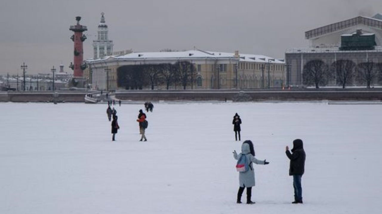 Петербуржцев просят уберечь детей от выхода на лед замерзших водоемов